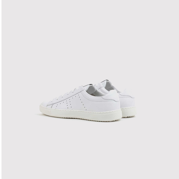 Białe sneakersy