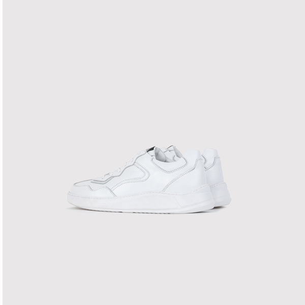 Białe sneakersy