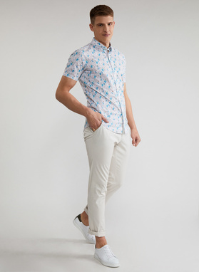 Biała koszula męska na krótki rękaw w kolorowy roślinny deseń