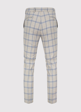 Beżowy garnitur w niebieską kratę