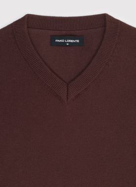 Brązowy sweter męski w serek