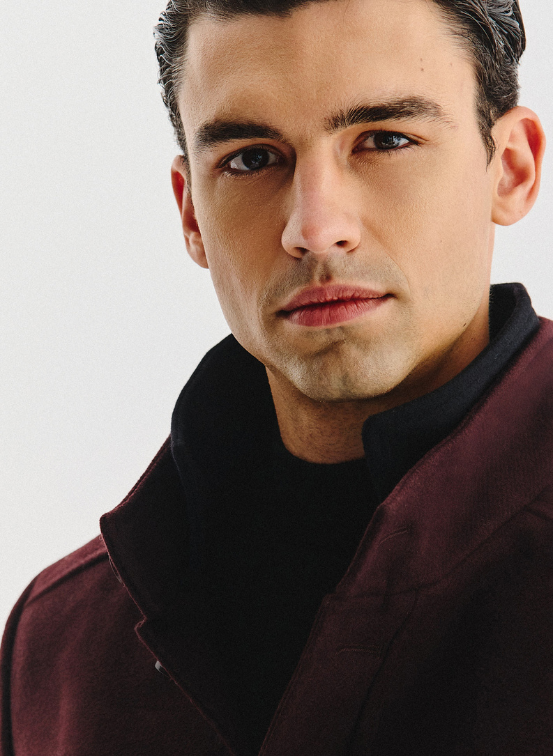 Bordowy płaszcz zapinany na guziki