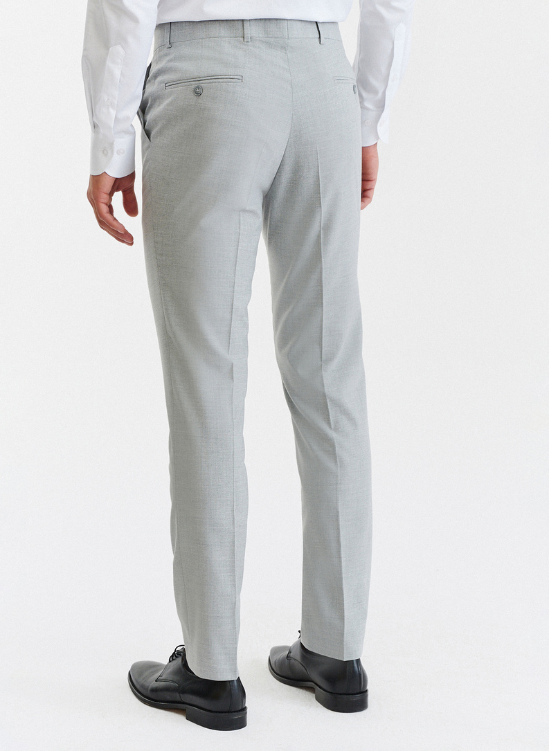 Gładki jasnoszary garnitur męski