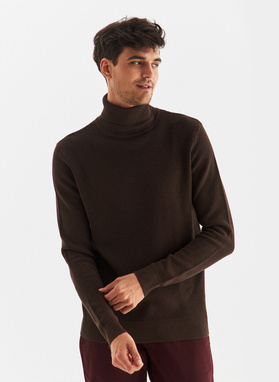 Sweter z golfem w kolorze brązowym