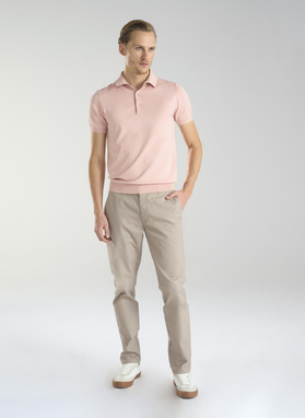 Różowy dzianinowy t-shirt polo