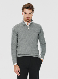 Szary sweter z wysoką stójką zapinaną na zamek