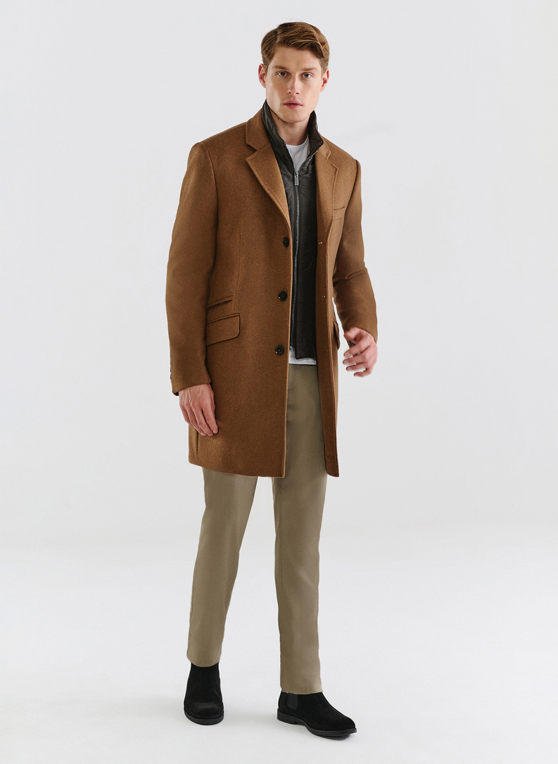 Męski kamelowy płaszcz z wełną