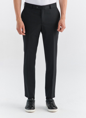 Gładki garnitur męski w kolorze czarnym