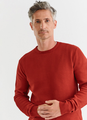 Czerwony sweter męski z okrągłym dekoltem