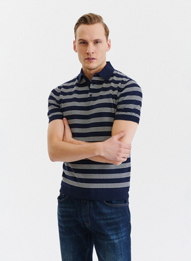 Granatowy T-shirt polo w jasne paski