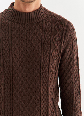 Półgolf z warkoczowym splotem w kolorze brązowym