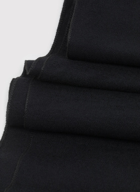 Szalik z frędzlami w kolorze czarnym 