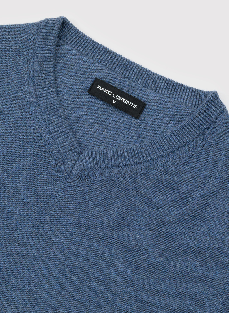 Niebieski męski sweter w serek 