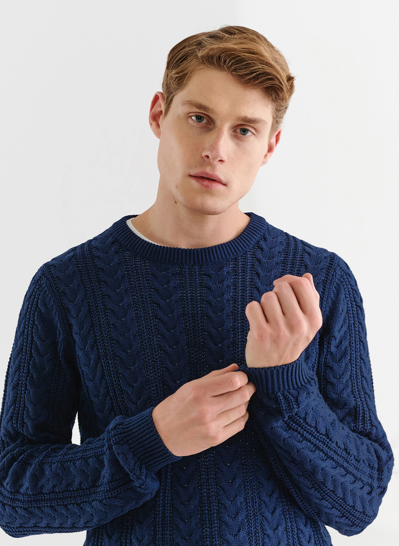 Granatowy sweter męski o warkoczowym splocie