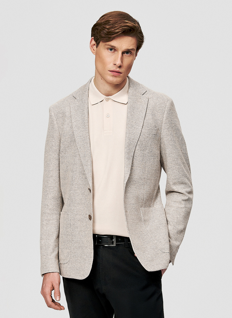 Beżowa marynarka w pepitkę