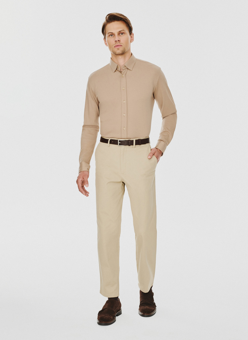 Beżowe spodnie męskie o kroju carrot