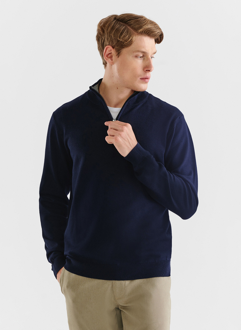 Granatowy sweter z wysoką stójką zapinaną na zamek