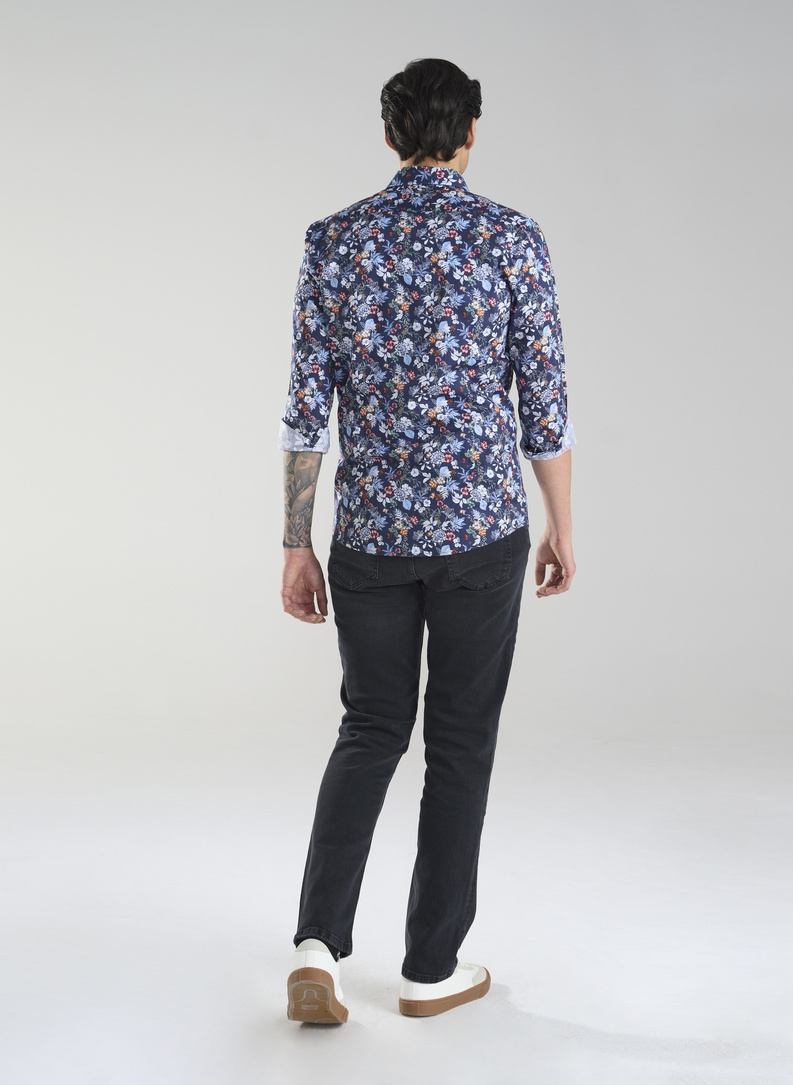 Granatowa koszula w kolorowy wzór