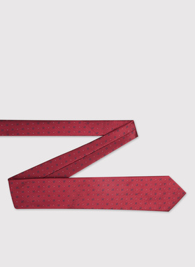 Czerwony krawat męski w mikrowzór