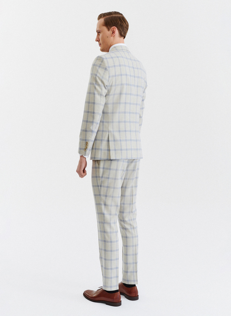 Beżowy garnitur w niebieską kratę