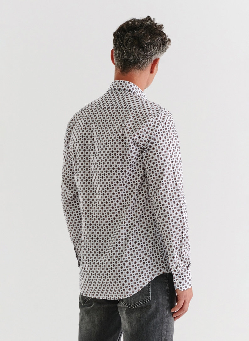 Biała koszula w wyrazisty wzór