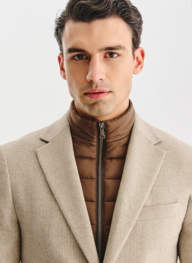 Beżowa marynarka męska z odpinaną stójką