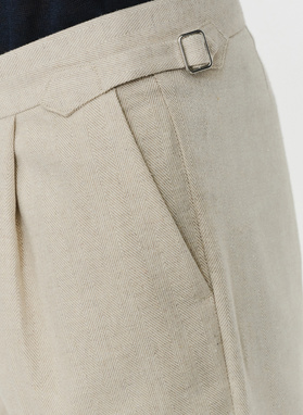 Męskie spodnie w kolorze beżowym w jodełkę