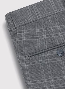 Szary męski garnitur w kratkę