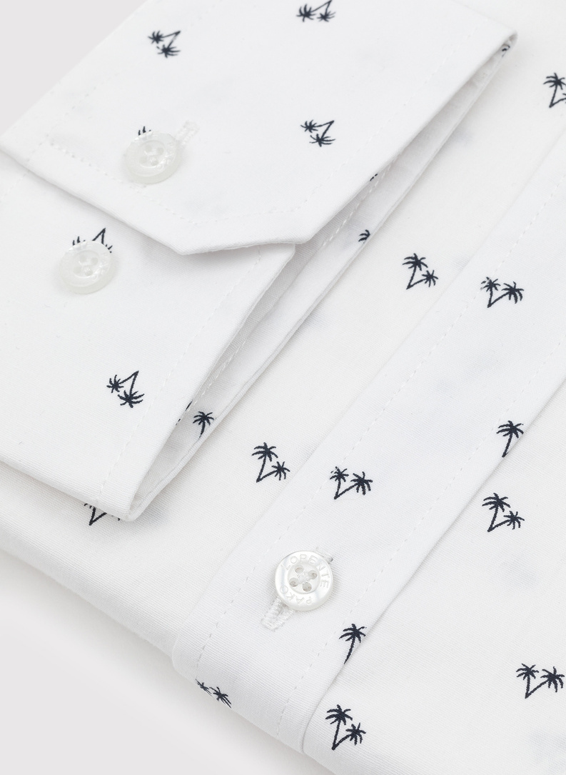 Biała koszula w palmy