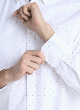 Biała koszula męska w czarne kropki