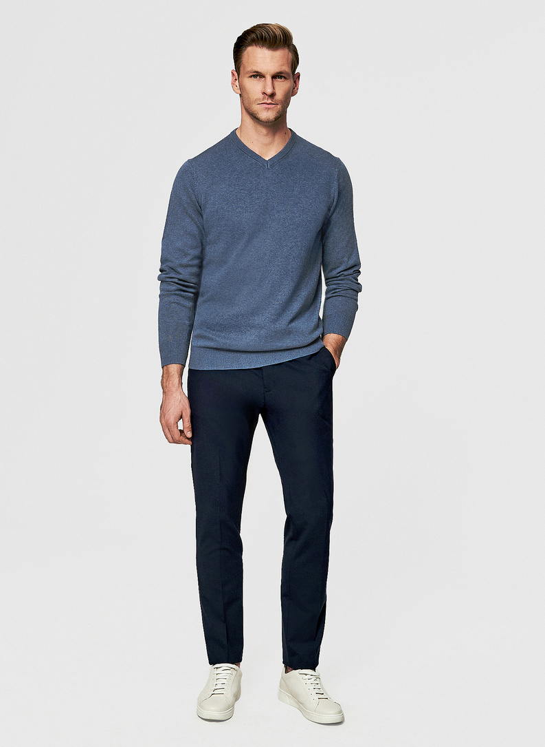 Niebieski męski sweter w serek 