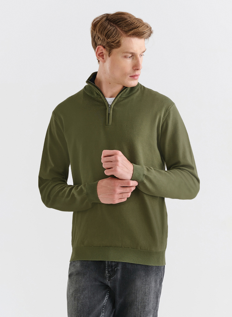 Zielony sweter z wysoką stójką zapinaną na zamek