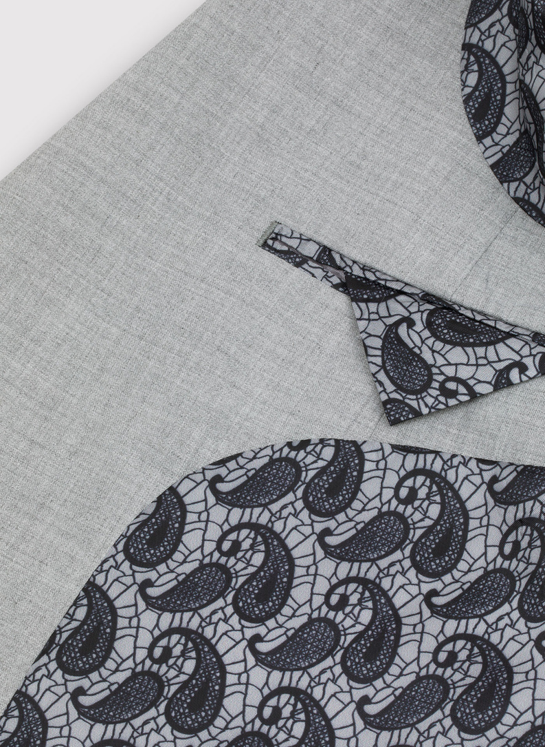 Gładki jasnoszary garnitur męski