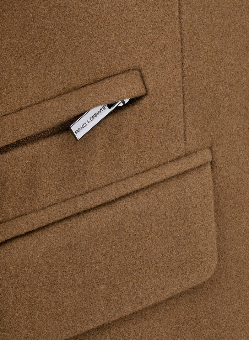 Męski płaszcz z wełną w kolorze kamelowym