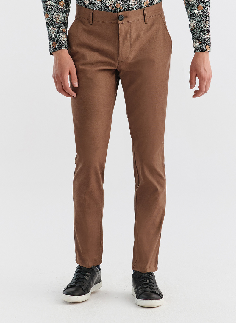 Jasnobrązowe spodnie męskie o kroju Slim Fit