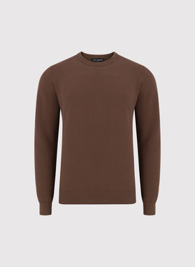 Brązowy sweter męski