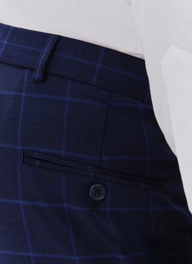 Dwuczęściowy granatowy garnitur męski w niebieską kratę