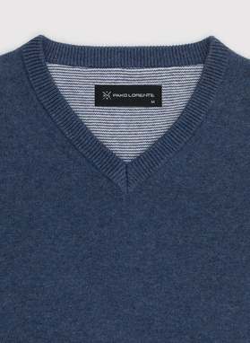 Niebieski męski sweter w serek