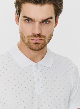 Biały t-shirt polo w w geometryczny wzór