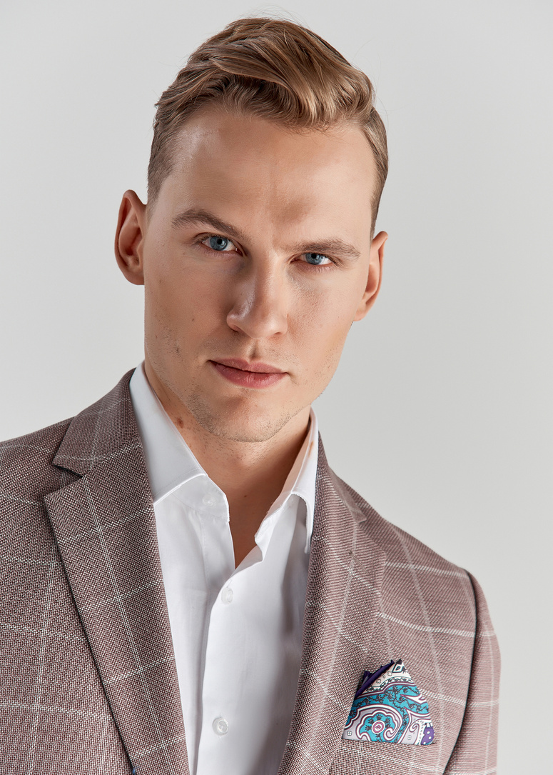 Wełniany różowy garnitur w kratę