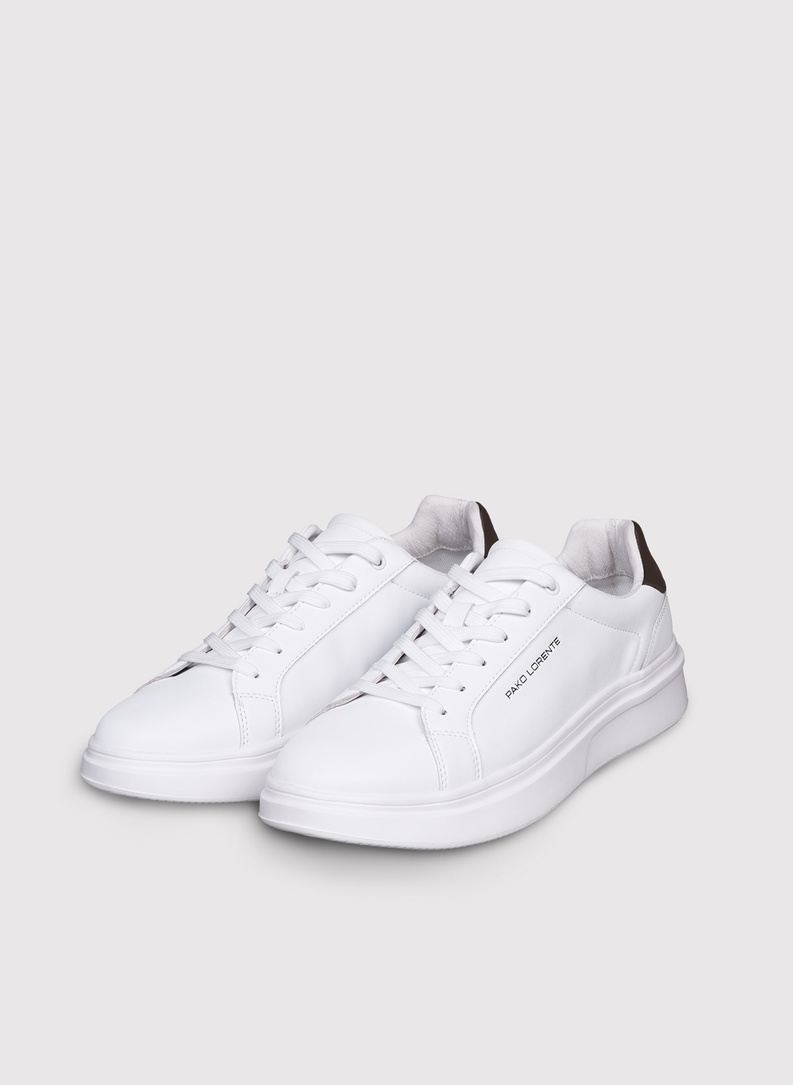 Białe sneakersy męskie z brązowym zapiętkiem