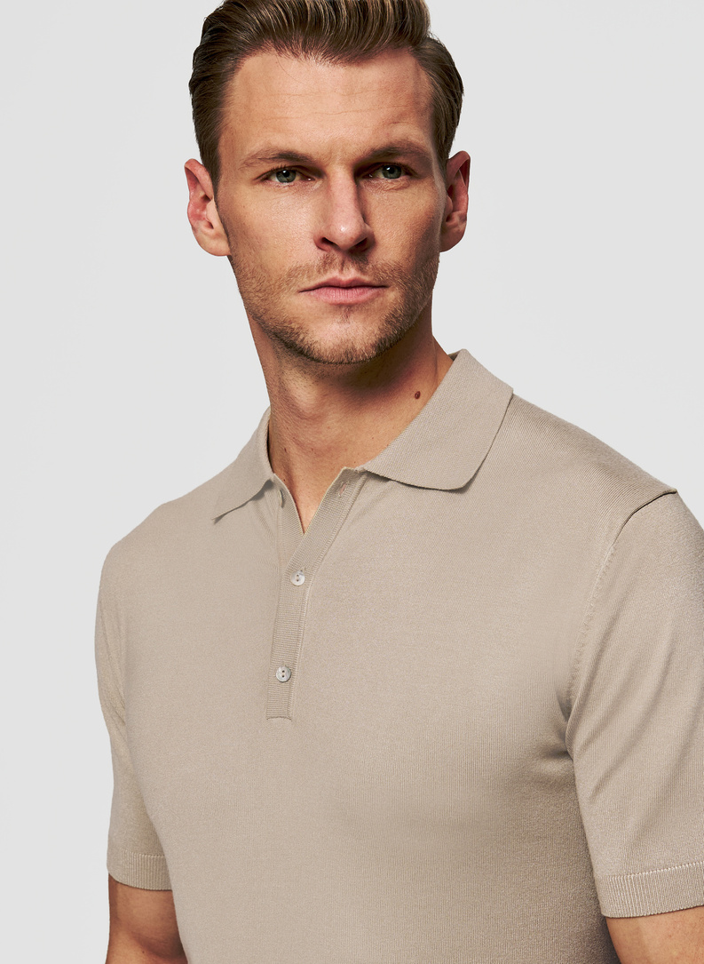 Beżowe polo swetrowe z wiskozą