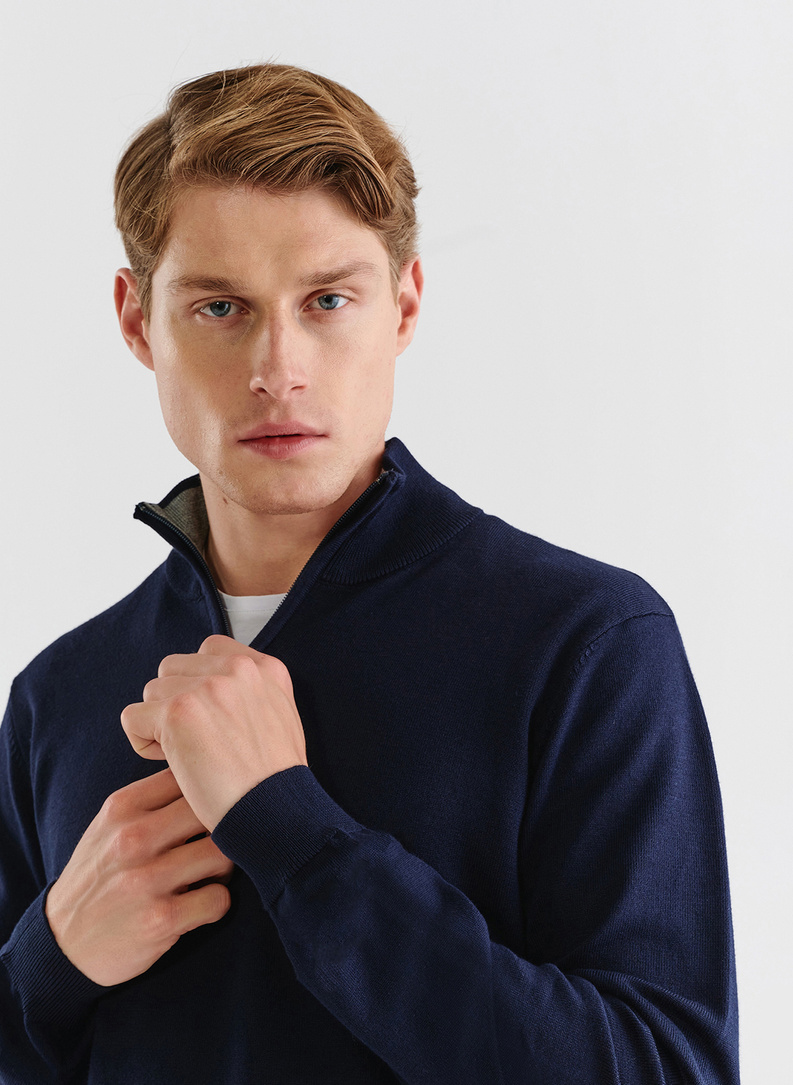 Granatowy sweter z wysoką stójką zapinaną na zamek