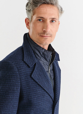 Granatowy płaszcz męski w mikrowzór