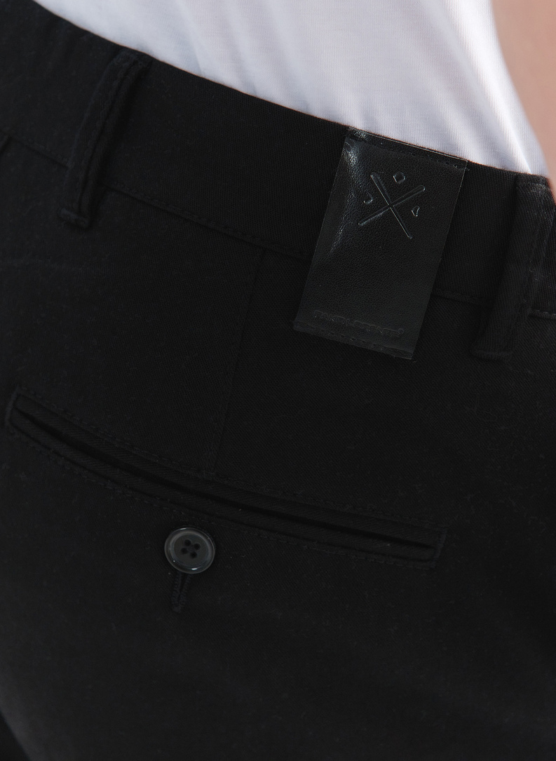 Czarne spodnie męskie o kroju Slim Fit