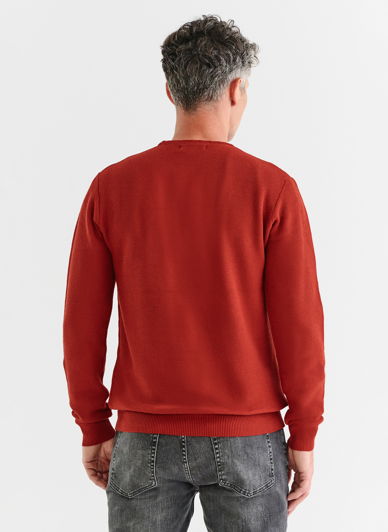 Czerwony sweter męski z okrągłym dekoltem