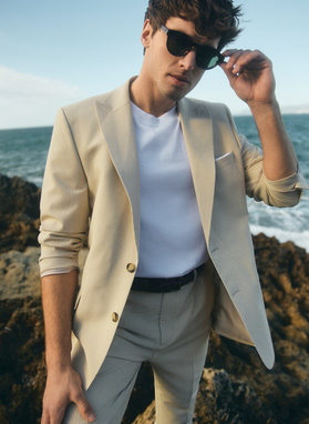 Beżowy garnitur męski w prążek