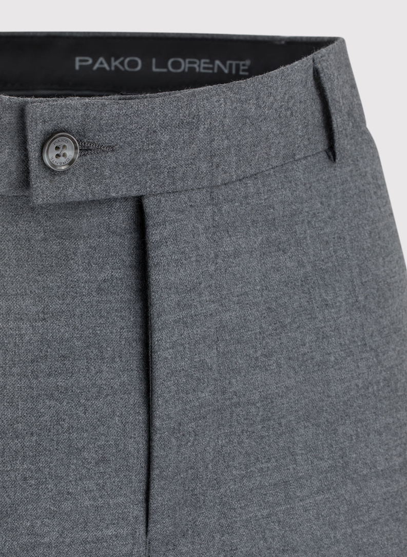 Gładki szary garnitur z wełny