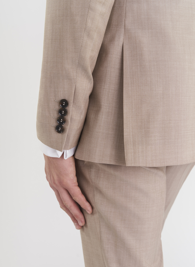 Beżowy wełniany garnitur męski 