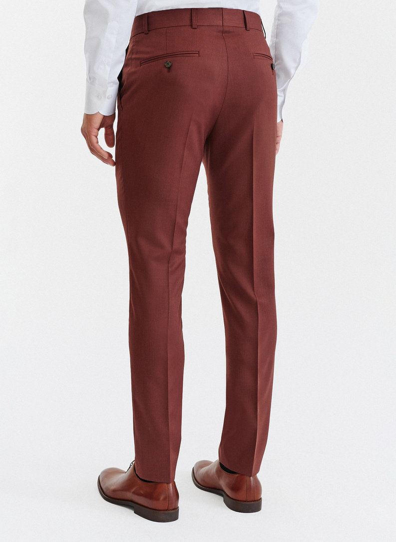 Gładki brązowy garnitur męski